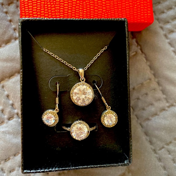 New necklace, ring, and earring set - Picture 2 of 3